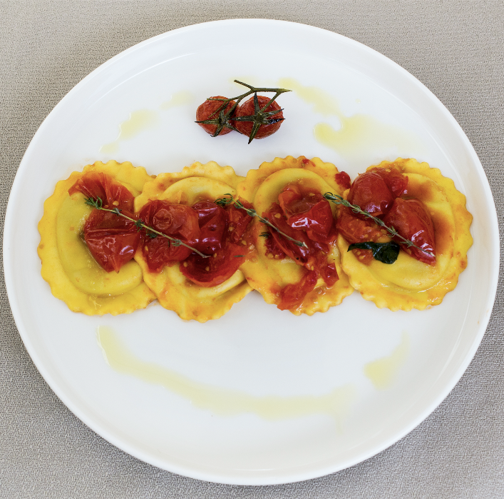 Ravioli mit Auberginen und geräuchertem Provola-Käse und Kirschtomatensauce
