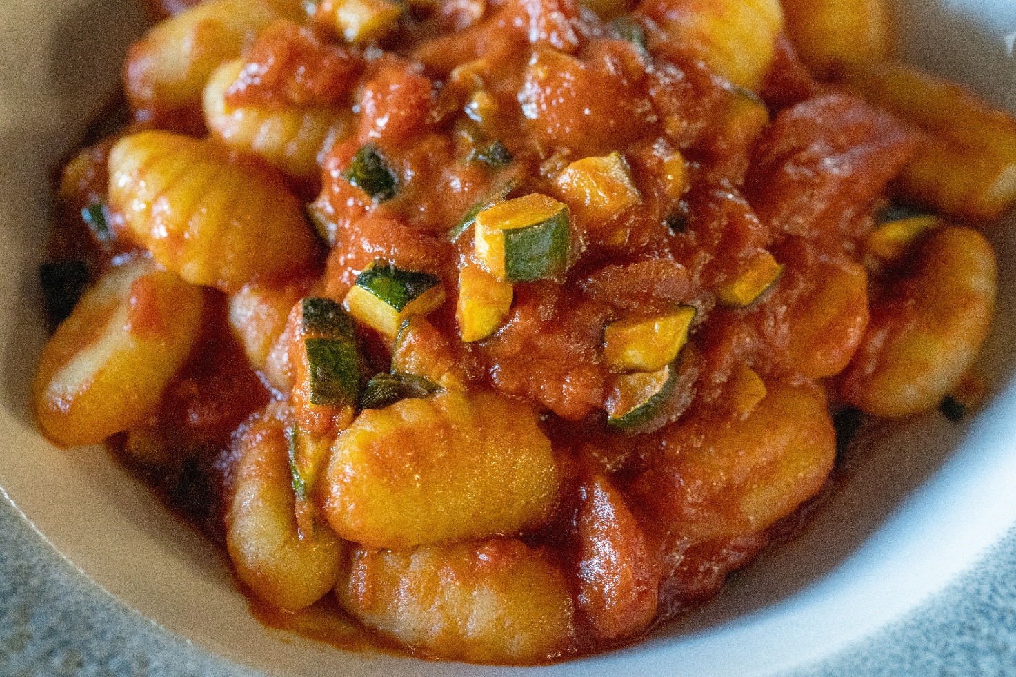 Ricotta-Gnocchi mit Zucchini und Tomatensauce