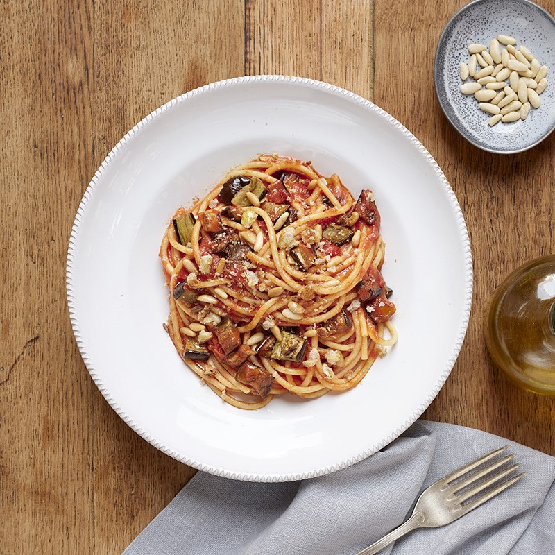 Spaghetti mit Auberginen, Pinienkernen und knusprigem Paniermehl