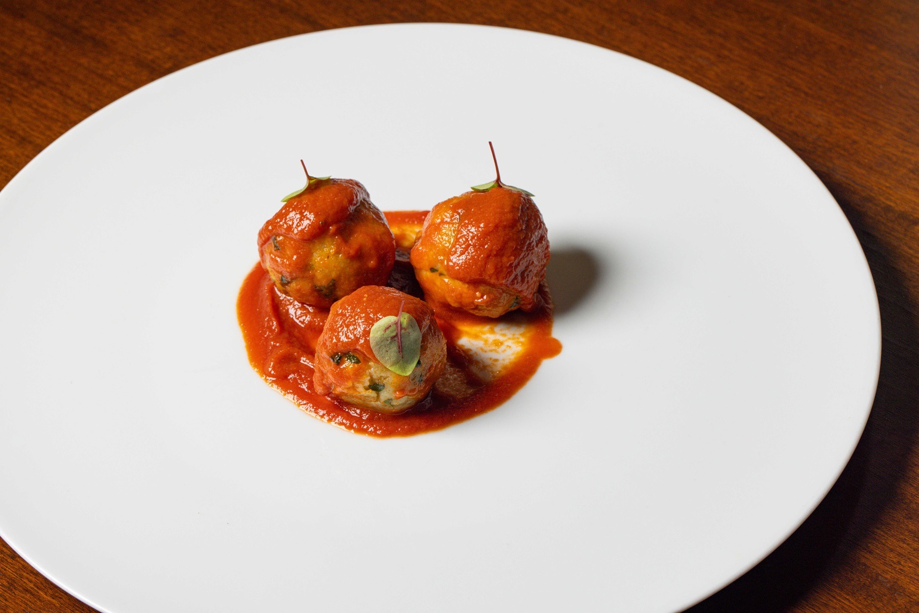 Trentino: Canederli (Semmelknödel) mit Tomatensauce