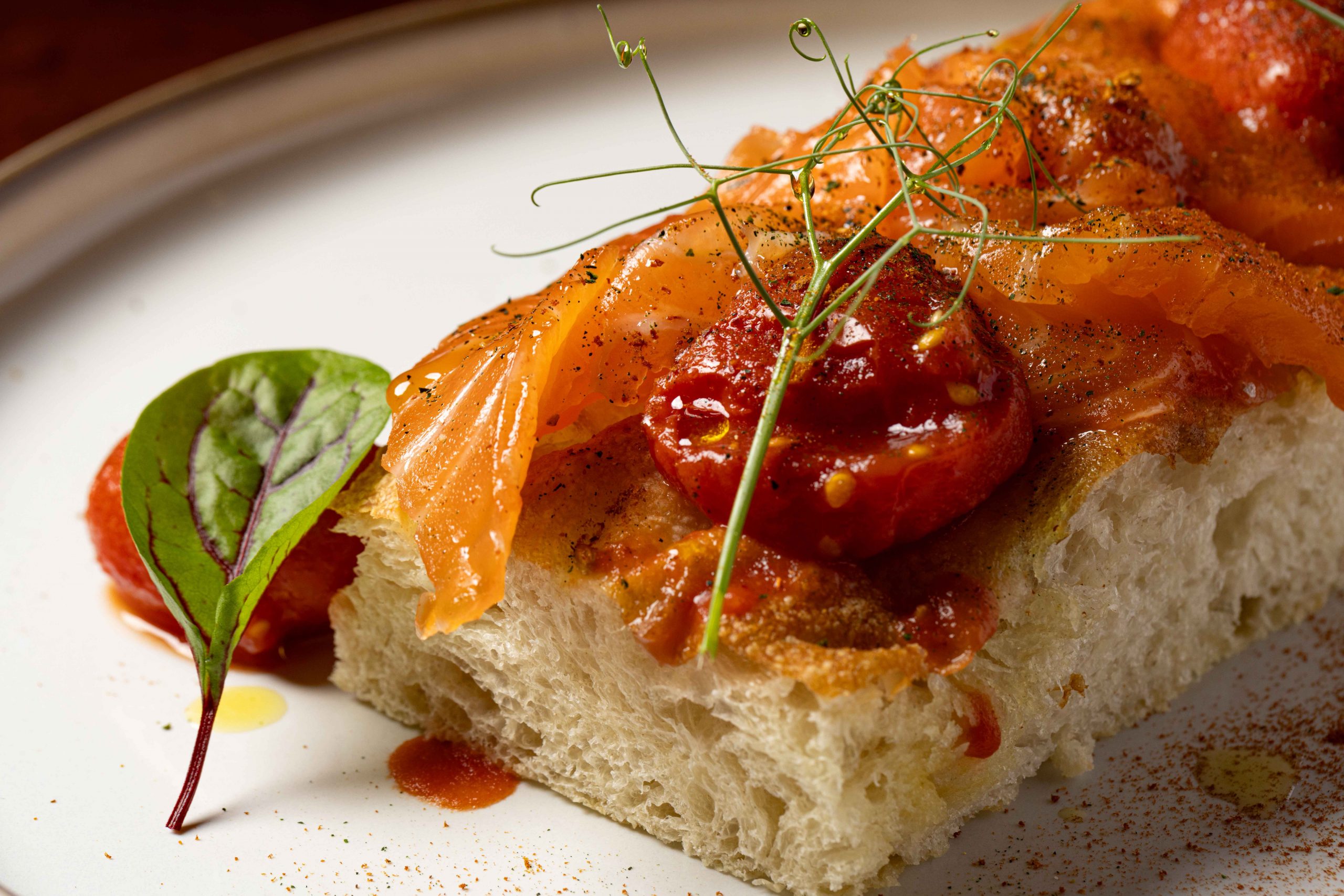 Lachs nach schwedischer Art (Gravlax), Bio-Datterini-Kirschtomaten und Basilikum-Focaccia