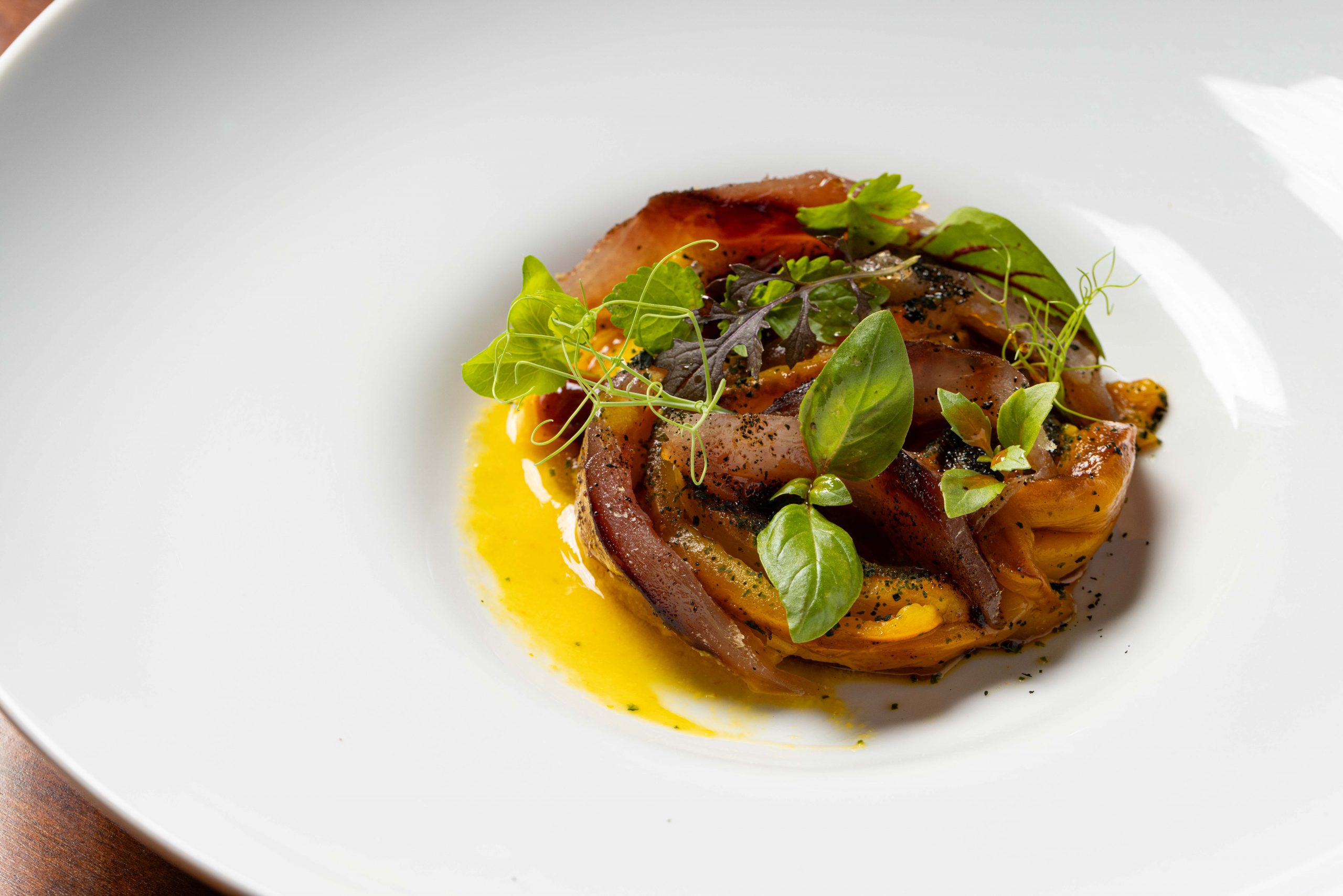 Geräucherter Hering mit gebratenem Paprika und geschälter Bio-Tomatensoße aus der Dose