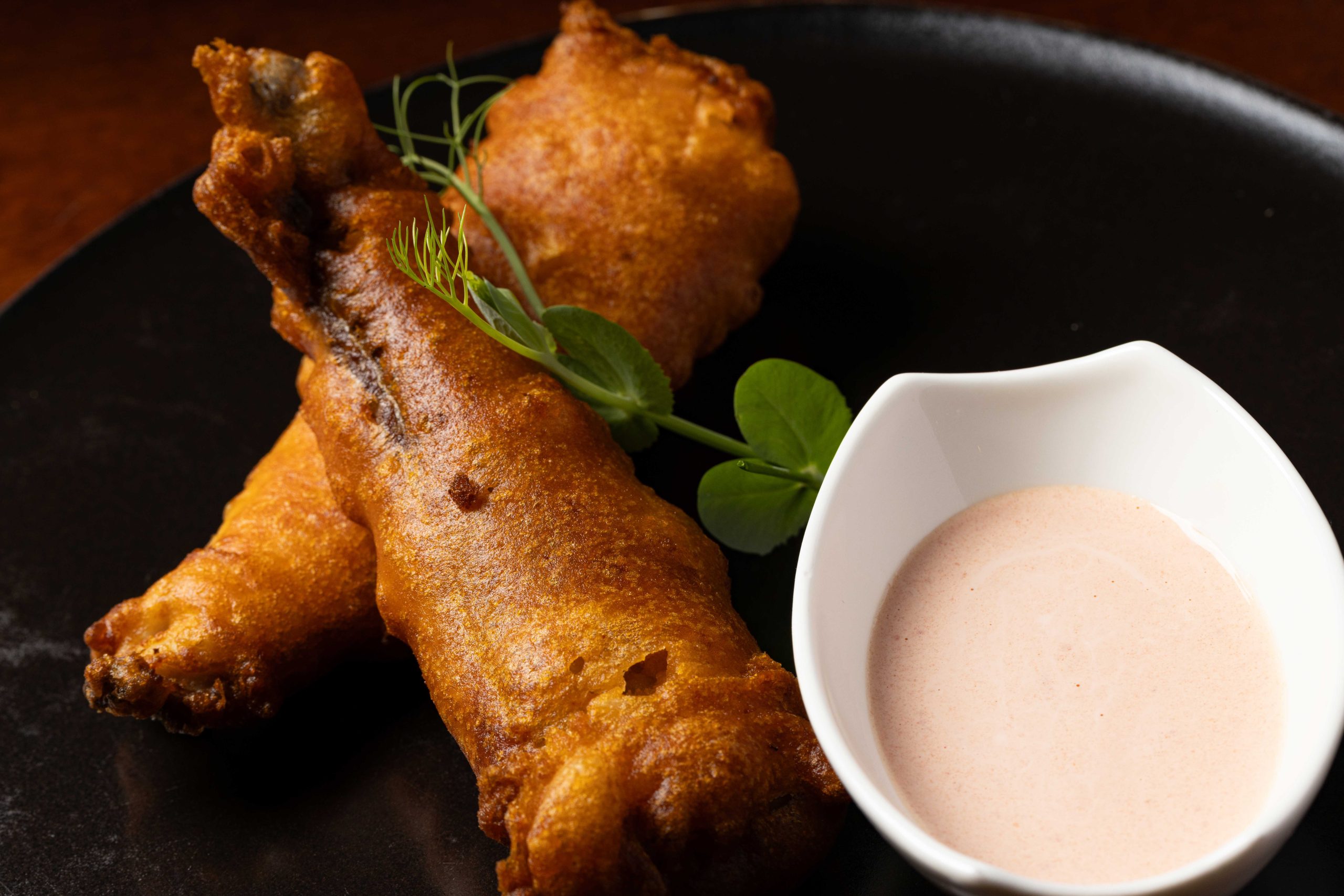 Kibbeling, panierte Fischstückchen mit Tomatenteig und Mayonnaise